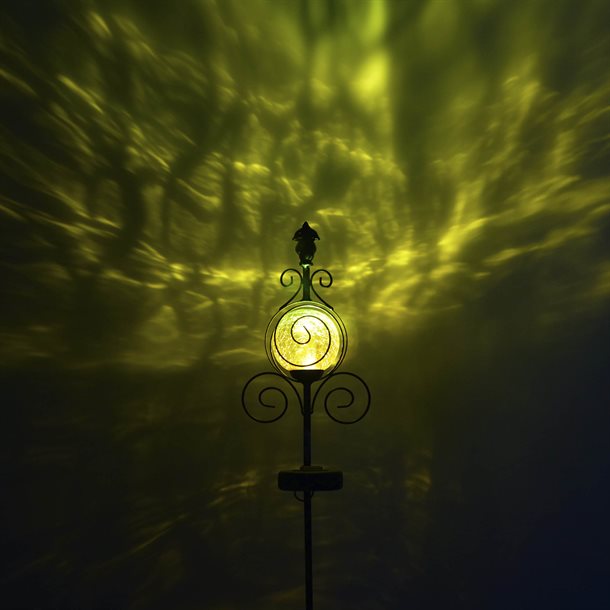 Dekorativ skulpturel solcellelampe i victoriansk vintage stil med grønt lys. GL4GEZ